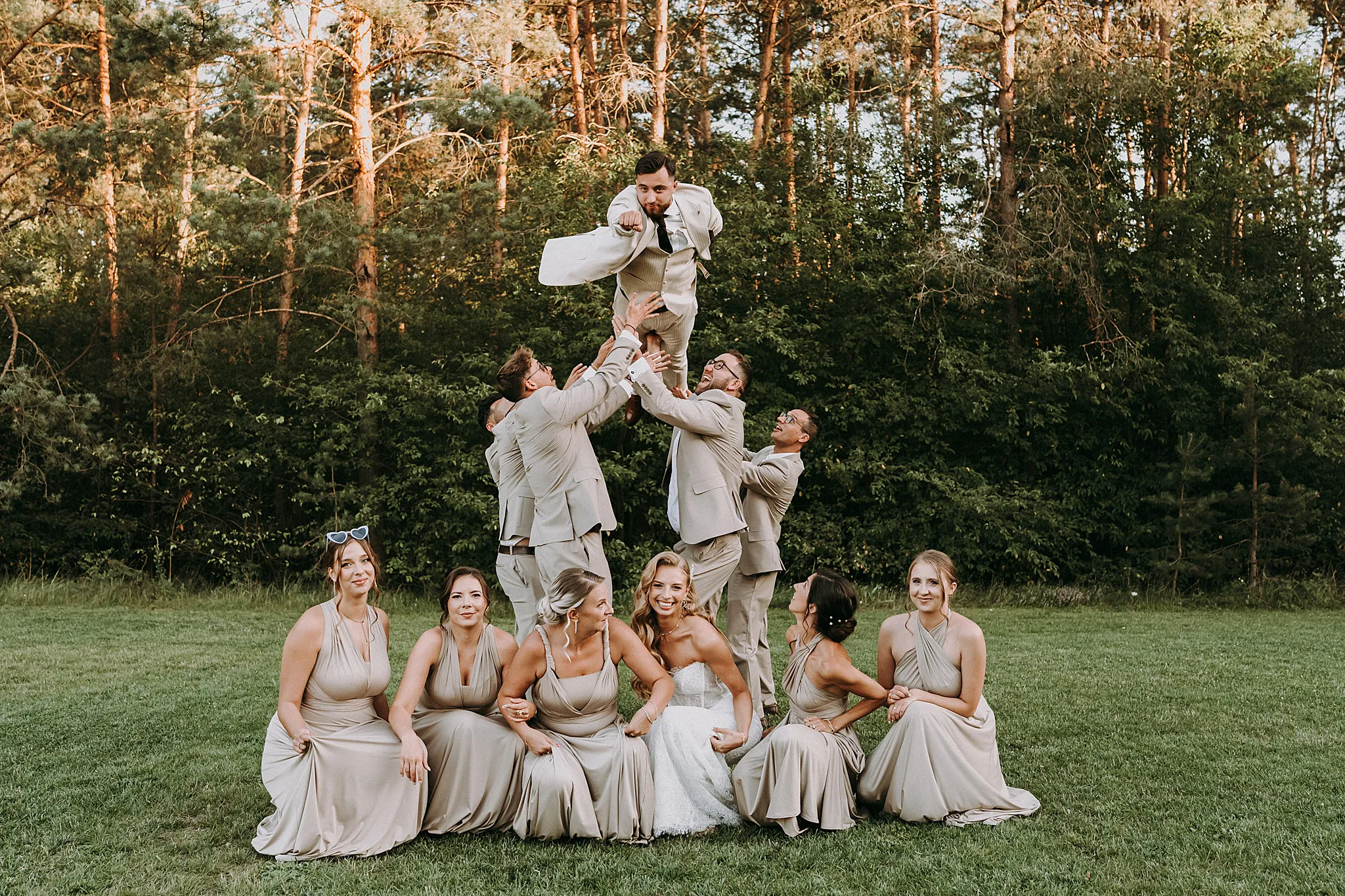 Uchwycony w locie: pan młody podrzucany przez przyjaciół podczas wesela w Grodźcu, zdjęcie wykonane przez Studio Grygierczyk